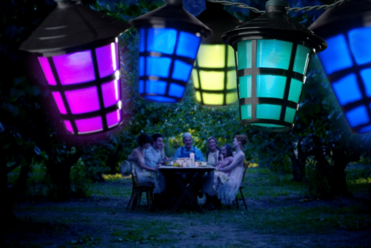 Bepaal de sfeer met feestverlichting buiten