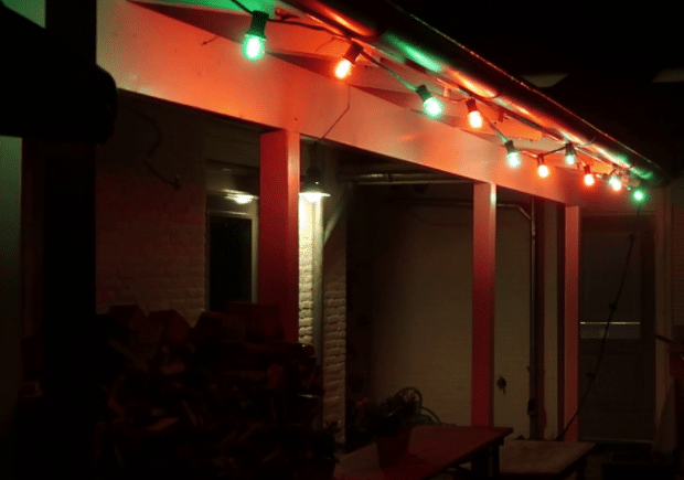 Verschillende vormen van feestverlichting buiten aanbrengen